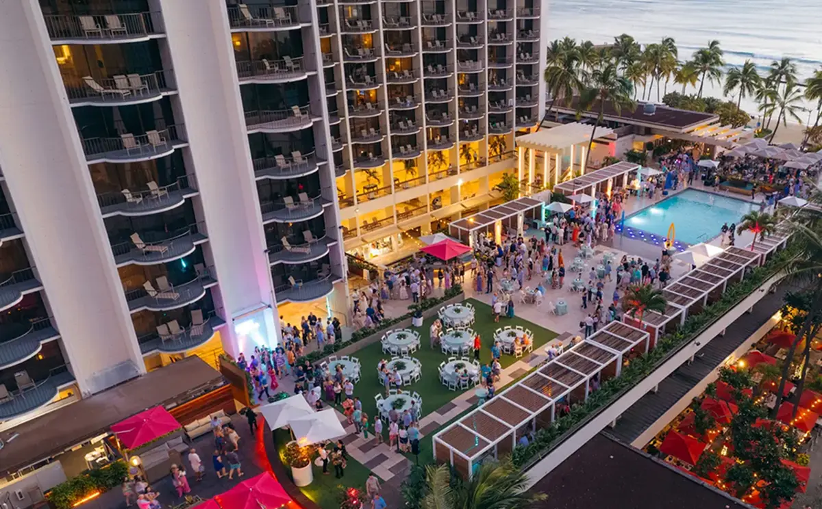 沖縄でのプールサイドパーティーのイメージ