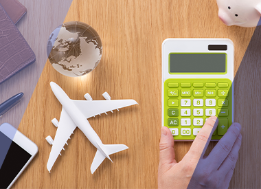 古い出張規程がリスクに？物価高・円安に対応する旅費規程の見直しポイント