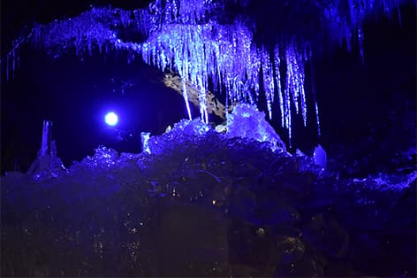 鳴沢氷穴（南都留郡）