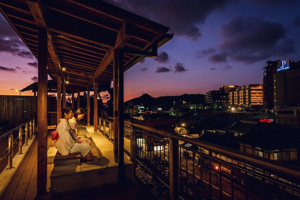 道後温泉 空の散歩道から見た道後温泉本館