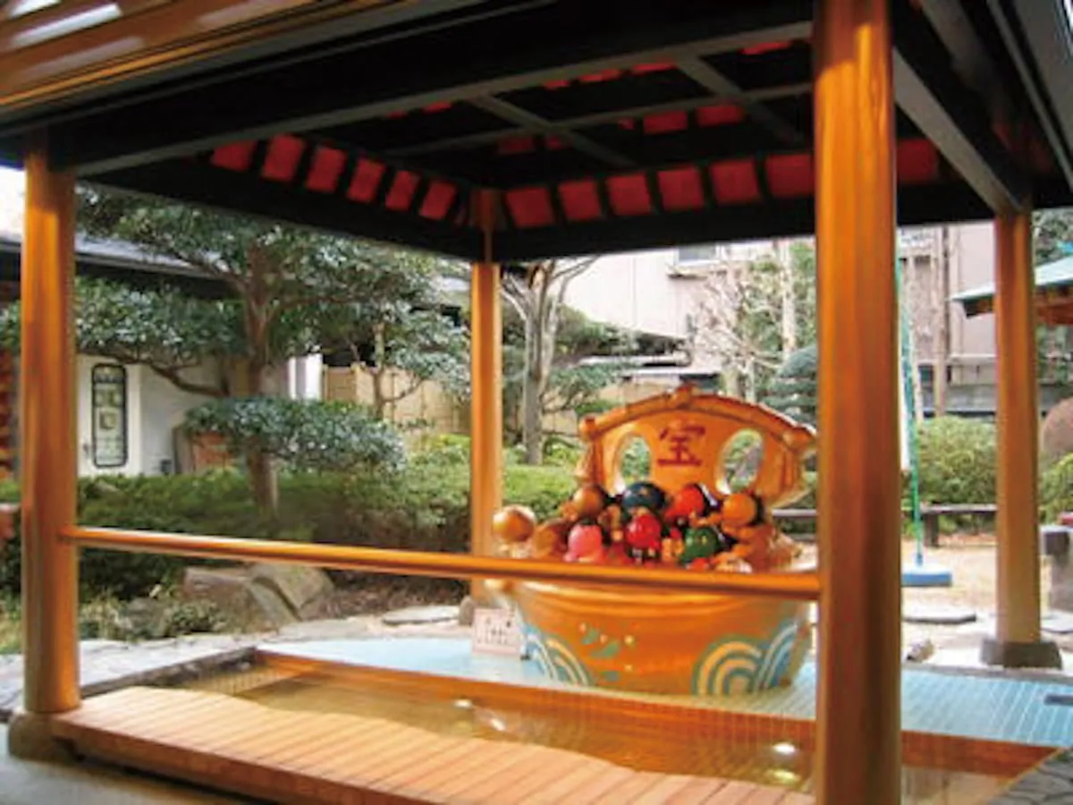 「さるぼぼ七福神社」宝船の足湯