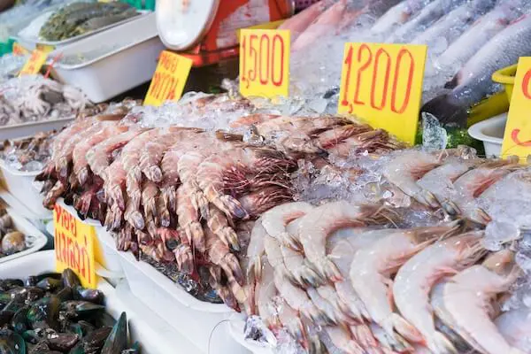 シーフードを味わう