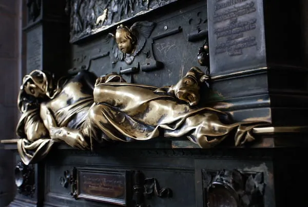 セルクラースの像