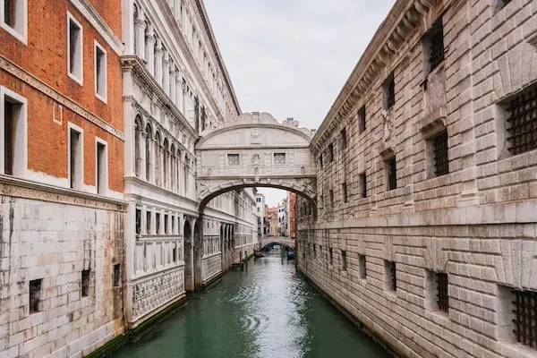 歴史的建造物を巡ろう