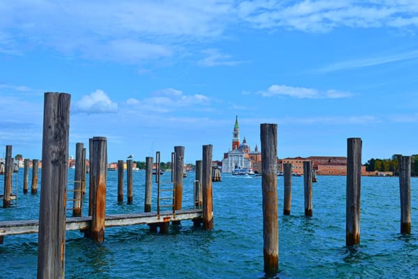 建物は木の杭の上に