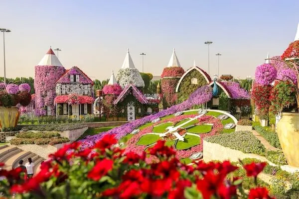 世界最大の花の彫刻がある「ドバイ・ミラクル・ガーデン」