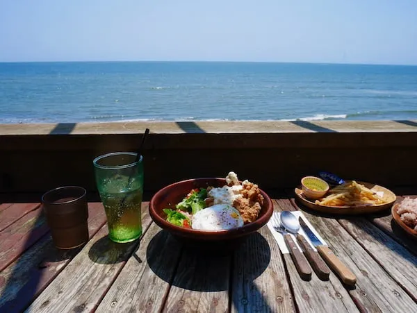 ビーチを眺めながら食事ができるレストランに行こう