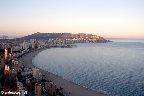 夕日に照らされる街