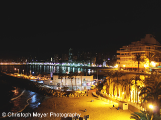 夜のレバンテビーチ