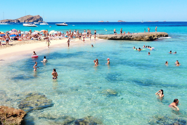 透き通る地中海を臨むビーチ(イメージ)