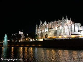 パルマ・デ・マヨルカの夜景とライトアップされたマヨルカ大聖堂