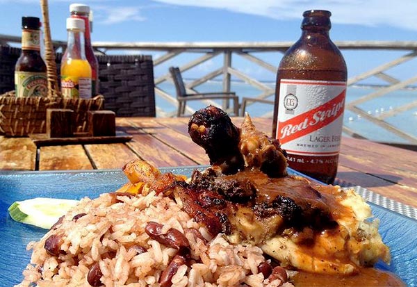 ジャークチキンとレッドストライプビール(イメージ)