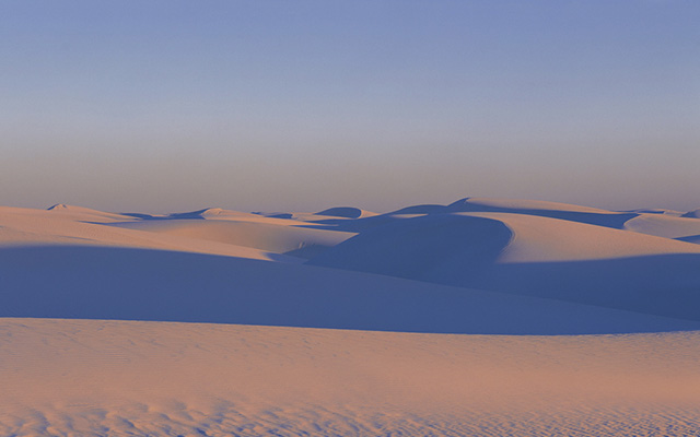 太陽の光で表情を変えるホワイトサンズの絶景