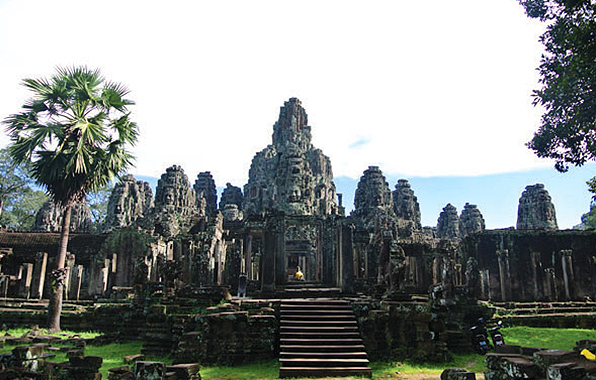 写真:バイヨン(中心にあるピラミッド型寺院)