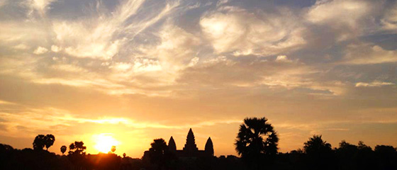 写真:アンコールワットから見る朝日
