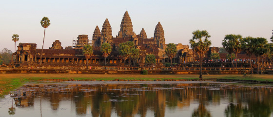 写真:夕日に染まるアンコールワット