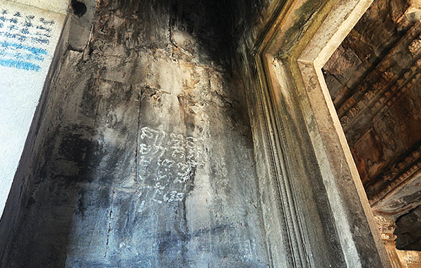 写真:十字回廊(エコーが響く空間)