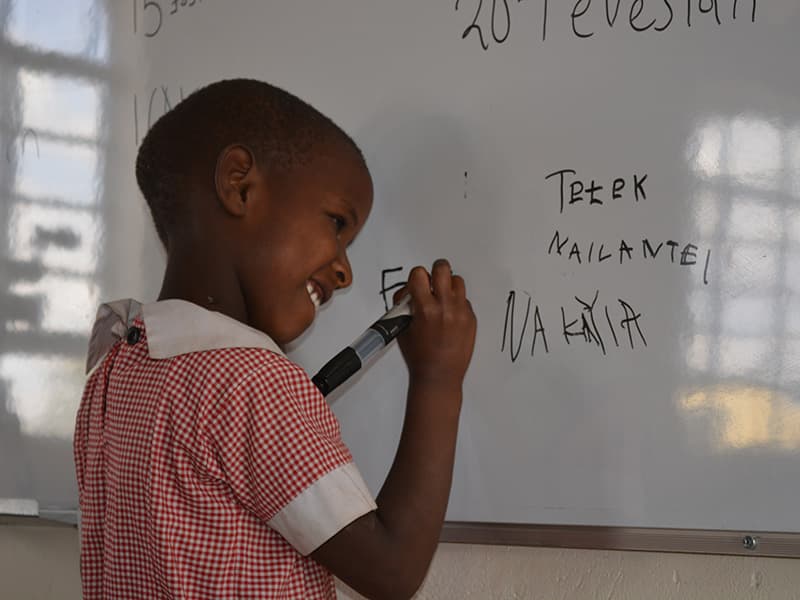 マサイ村を訪問し文化交流