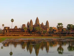 写真:夕日に染まるアンコールワット