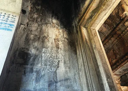 写真:十字回廊(エコーが響く空間)