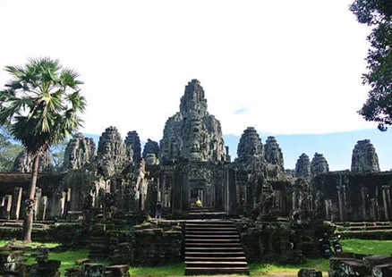 写真:バイヨン(中心にあるピラミッド型寺院)