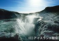 氷河と氷河から流れる滝